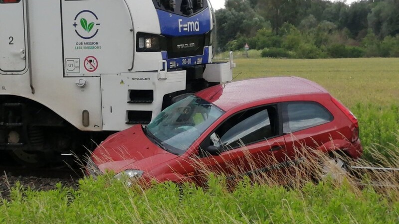 Eine 85-jährige Autofahrerin kollidierte am Freitag in Deggendorf an einem Bahnübergang mit einer Lok.