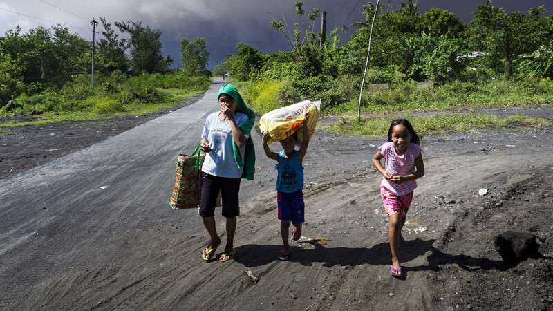 Auf der Flucht: Bewohner der Berghänge des Vulkans Mayon auf den Philippinen.