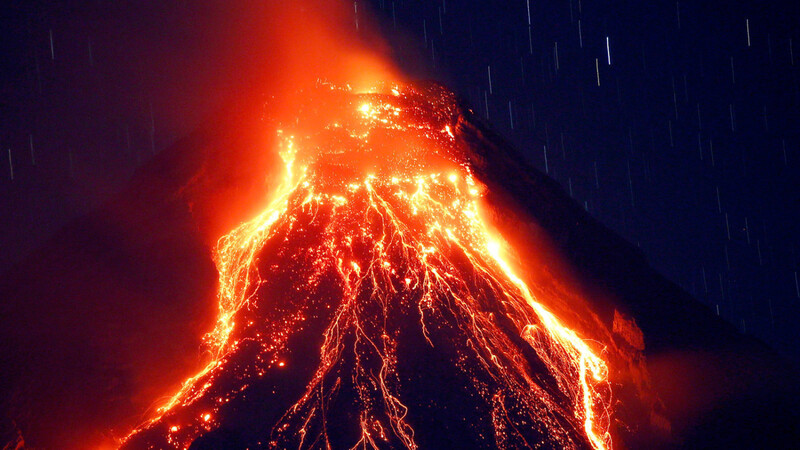Gewaltiges Naturschauspiel: Lava fließt die Hänge des Vulkans Mayon hinunter.