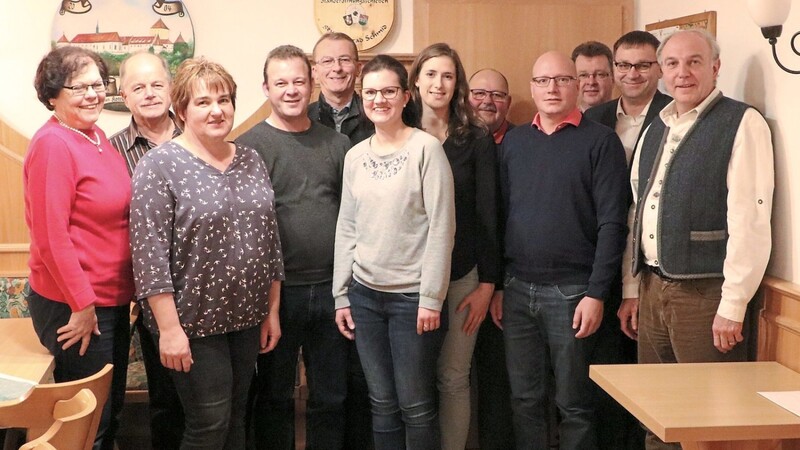 Die Kandidaten der Überparteilichen freien Wählergemeinschaft trafen sich am Montag zur Nominierung im Gasthof Geier.  Fotos: Karl