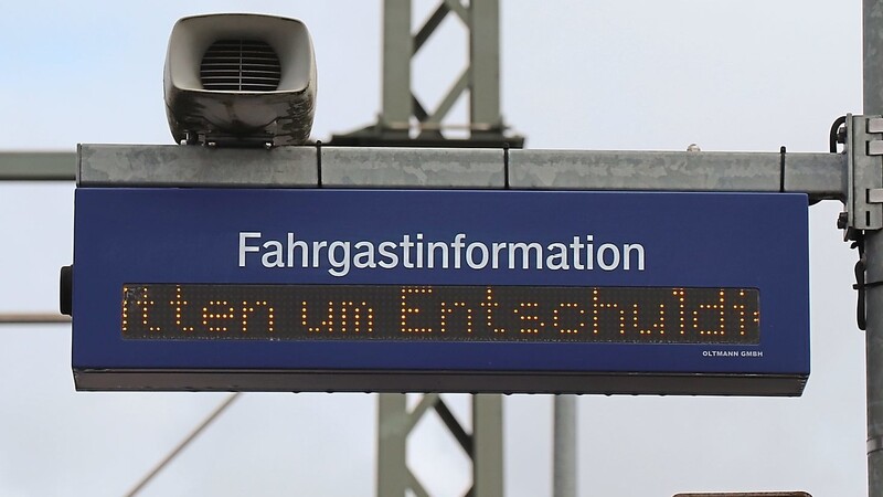 Die Deutsche Bahn entschuldigte sich am Moosburger Bahnhof über Lautsprecher und Anzeige.