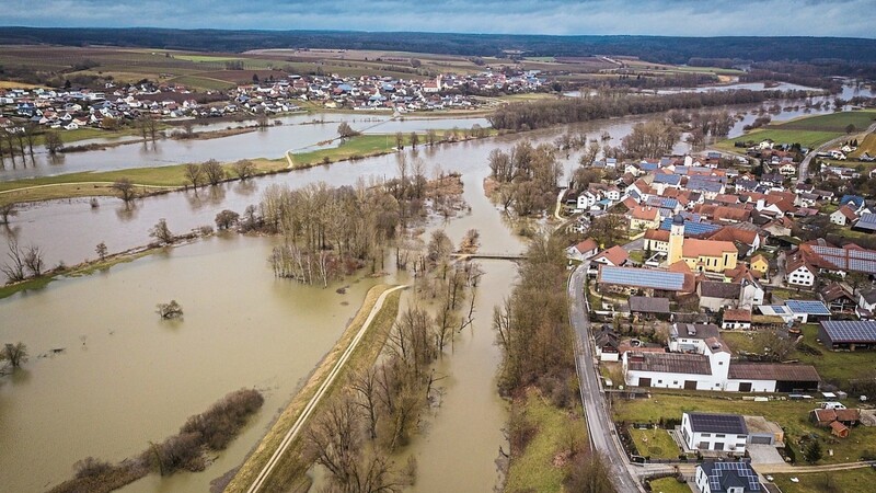 Bei Eining im Landkreis Kelheim, wo die Abens in die Donau fließt, sind die beiden Flüsse am Samstagnachmittag über die Ufer getreten.
