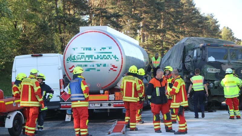 Schwerer Unfall am Dienstagmorgen auf der A93 bei Mainburg. Dabei krachte ein Gefahrgut-Transporter in mehrere Militär-Fahrzeuge.