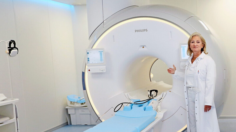 Das MRT der Superlative: Radiologie-Chefärztin Andrea Rieber-Brambs präsentiert das moderne Medizingerät.