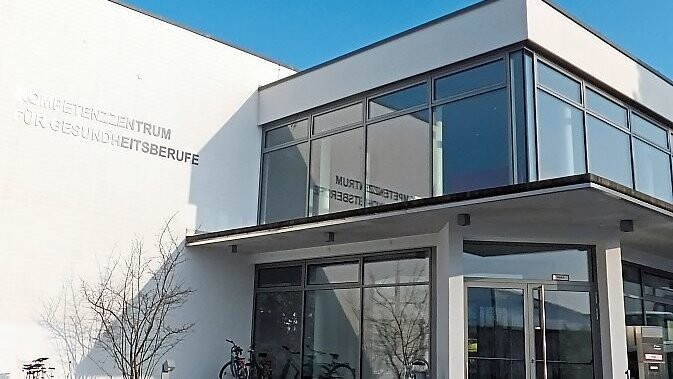 Das Kompetenzzentrum für Gesundheitsberufe in Vilsbiburg bietet seit dem Schuljahr 2016/17 die erweiterte Pflegehelferausbildung für Asylbewerber und Flüchtlinge an.  Foto: gs