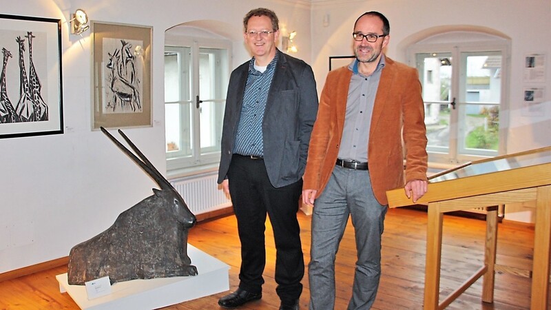 Kurator Jung (r.) und Bürgermeister Mayer im größten Ausstellungsraum der Donau-Wald-Gruppe.