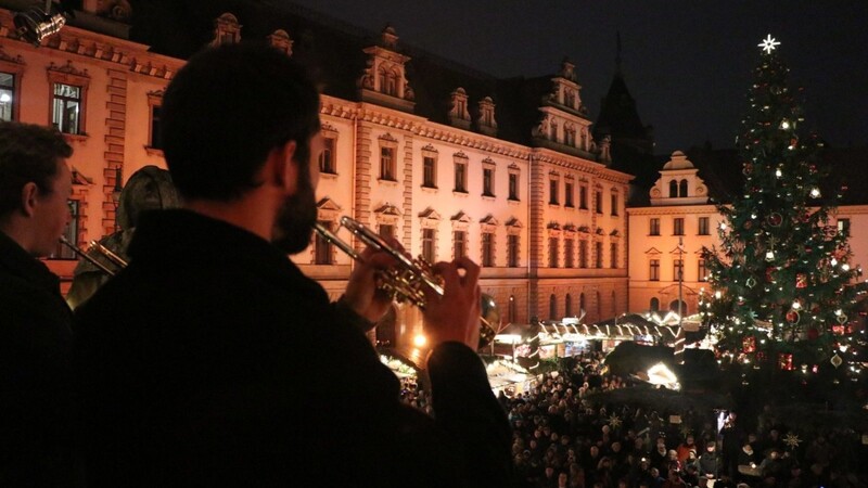 Der Weihnachtsmarkt auf Schloss Sankt Emmeram in Regensburg wurde am Freitag feierlich eröffnet.