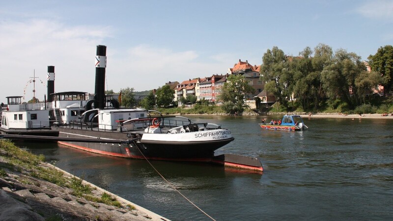 Ein junger Mann ist am Dienstagabend in Regensburg in die Donau gestürzt. Die Suche nach ihm blieb bislang leider erfolglos.