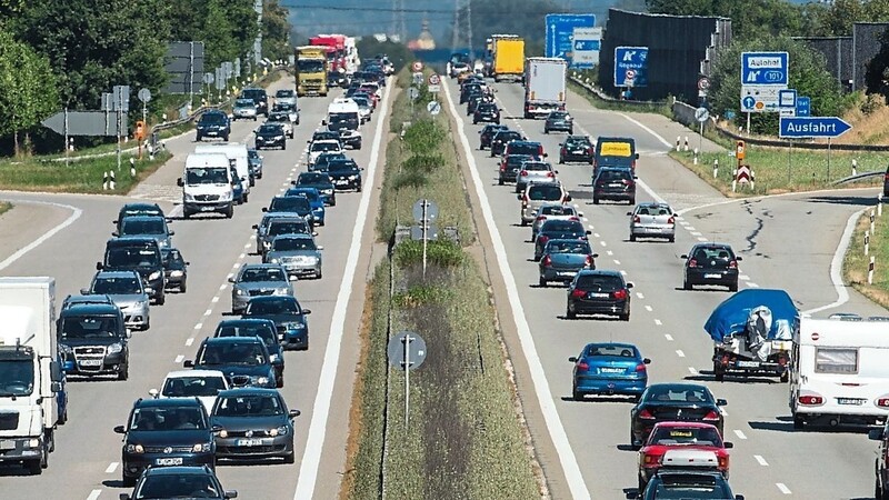 Autofahrer sollten sich auf der A3 zwischen AS Regensburg-Ost und AS Rosenhof auf Wartezeiten einstellen. (Symbolbild)