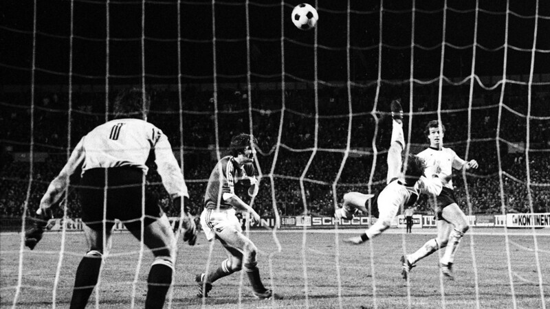 Der 16. November 1977: Nationalstürmer Klaus Fischer trifft per Fallrückzieher zum 4:1 gegen die Schweiz ? das Tor des Jahrhunderts.