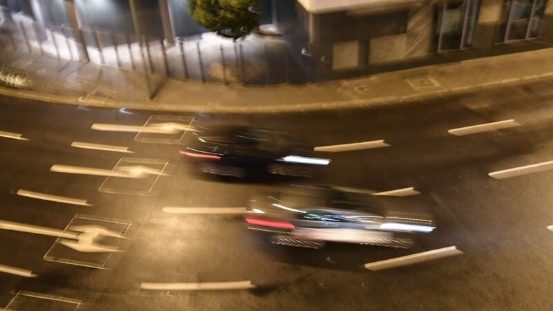 Samstagnacht haben sich zwei BMW-Fahrer ein Rennen auf der Luitpoldstraße geliefert. (Symbolbild)