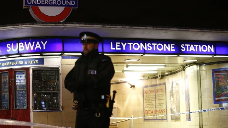 Ein Mann hat in einer Londoner U-Bahn-Station mit einer Machete drei Menschen verletzt - die Polizei spricht von einem Terrorakt.