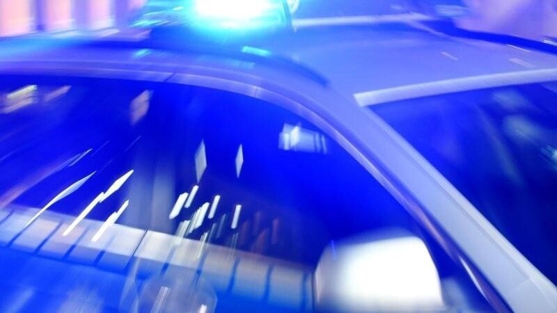 Die Polizei in Landshut sucht eine Person, die am Donnerstag ein Auto beschädigt hat (Symbolbild).