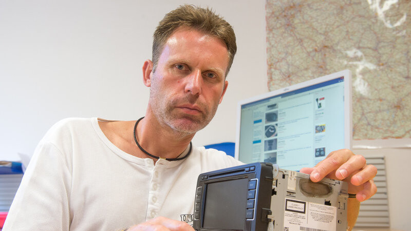 Polizist Jürgen Zölts präsentiert in Passau ein sichergestelltes Navigationsgerät. Der Passauer Polizeihauptkommissar ist einer von nur ganz wenigen Internetfahndern in Deutschland, die im weltweiten Netz nach Hehlerware aus Autodiebstählen suchen.