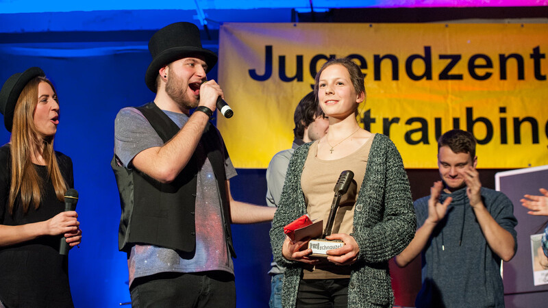 Hannah Eickmeyer (rechts) aus Steinach hat den ersten Straubinger Poetry Slam [Frei]schnauze gewonnen. (Foto: Susanne Raith)