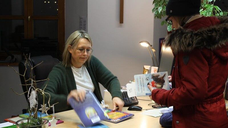 Mittwochabend hat das Eschlkamer Büchereiteam um Manuela Heller (links) alle Hände voll zu tun.