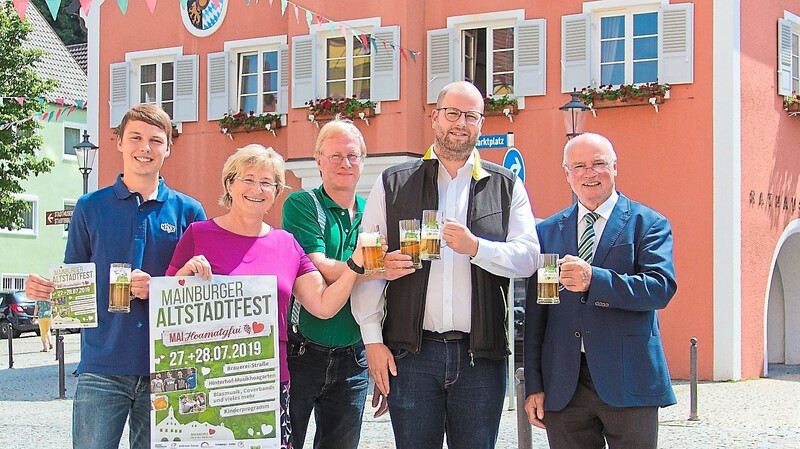 Bürgermeister Reiser und Marktreferentin Schlemmer präsentierten mit Zieglerbräu und Sponsoren die Bierkrügerl zum Mainburger Altstadtfest.