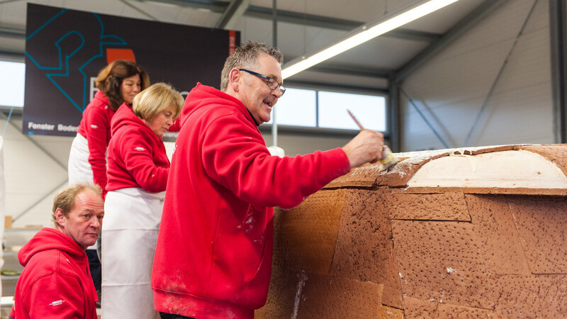 Die Feldkirchner bauen den VW-Bulli originalgetreu aus Lebkuchen nach. (Foto: Susanne Raith)