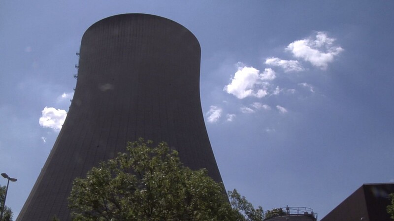 Das Kernkraftwerk Isar 2 ist seit dem 8. Juli vom Netz. Der Grund: Die jährliche Revision. Dabei werden 44 der insgesamt 193 Brennelemente durch Neue ersetzt.