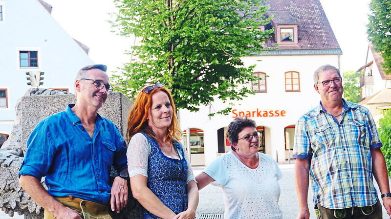 Mai-Tour-Vorsitzender Winfried Stark (links) war mit den Mainburger Stadtführern (im Bild Franz Peter) zu Besuch in Au.