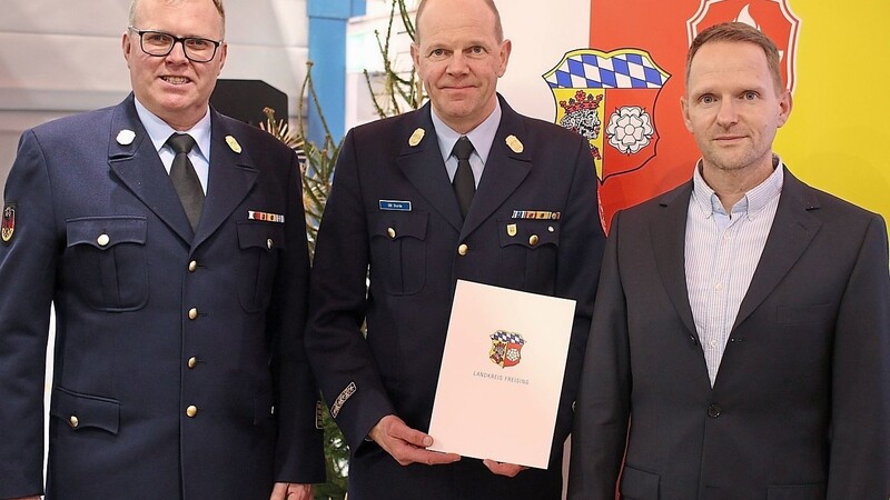 Kreisbrandrat Manfred Danner (l.) und Jan Schuster (r.) vom Landratsamt mit dem neuen Örtlichen Einsatzleiter Oliver Sturde.