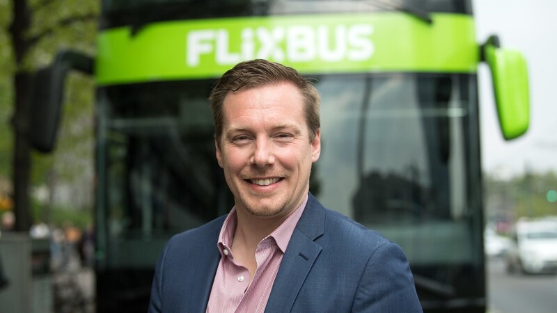 Andre Schwämmlein, Gründer und Geschäftsführer von Flixbus, steht bei einem Pressetermin des Fernbusunternehmens Flixbus in Berlin vor einem Bus.