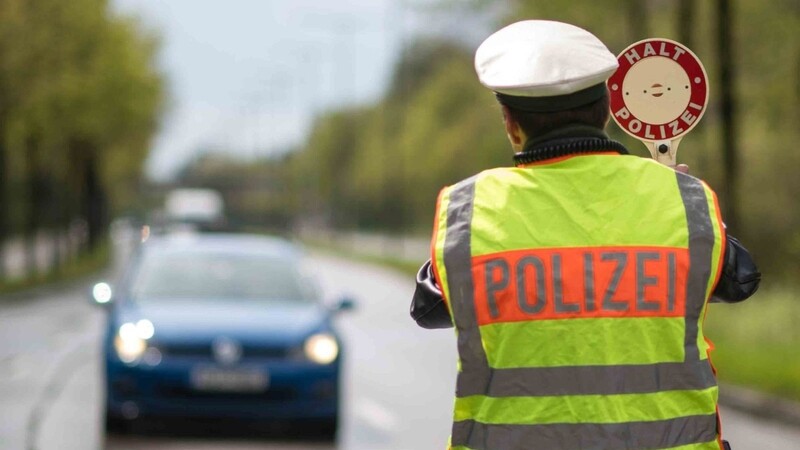 Am Montagnachmittag führte die Landauer Polizei in Wallersdorf (Kreis Dingolfing-Landau) eine Geschwindigkeitsmessung durch. Insbesondere einen Autofahrer kommt das nun teuer zu stehen. (Symbolbild)