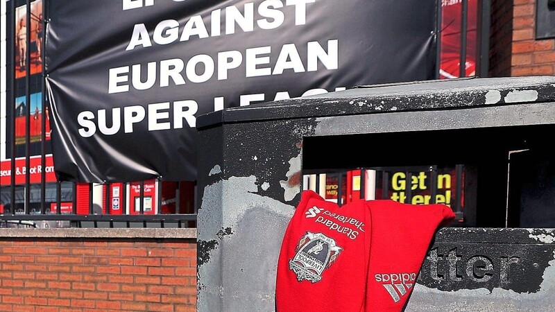Fans aus Liverpool haben schon symbolisch ihre Klub-Klamotten in den Müll geworfen. Der englische Verein ist einer von zwölf Gründern einer möglichen Superliga, die Fans und Verbände gleichermaßen ablehnen.