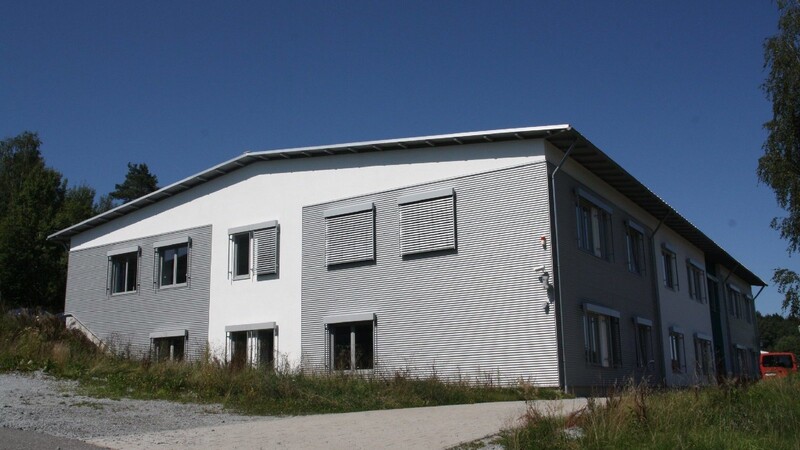 Das ehemalige Medent-Gebäude soll zur Asylunterkunft umgebaut und langfristig an die Regierung von Niederbayern vermietet werden.