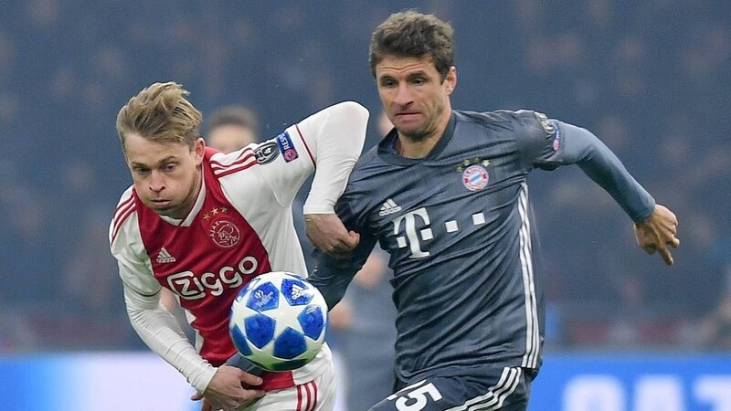 Frenkie de Jong (l.) traf mit Ajax Amsterdam in der Gruppenphase der Champions League auf den FC Bayern.