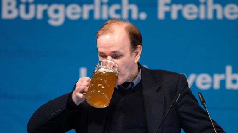 Innenpolitischer Sprecher der AfD-Bundestagsfraktion Gottfried Curio schimpft beim digitalen Politischen Aschermittwoch über "Propaganda-Kanzlerin" Angela Merkel.