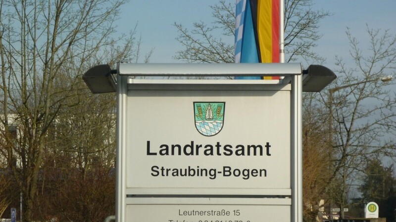 Das Landratsamt Straubing-Bogen ist teilweise ins Nachbargebäude umgezogen. (Symbolbild)