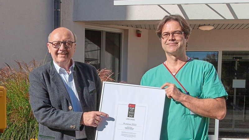 Landrat Martin Neumeyer (links) gratulierte Dr. Otto Dietl zur Aufnahme in die sogenannte Focus-Liste.