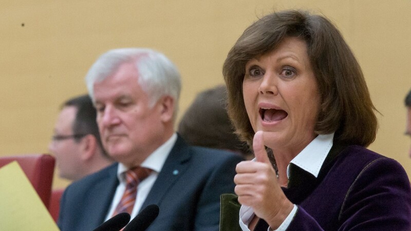 Die bayerische Wirtschaftsministerin Ilse Aigner spricht am 23.10.2014 in München (Bayern) in der Plenarsitzung im bayerischen Landtag. Im Hintergrund sitzt der bayerische Ministerpräsident Horst Seehofer (beide CSU).
