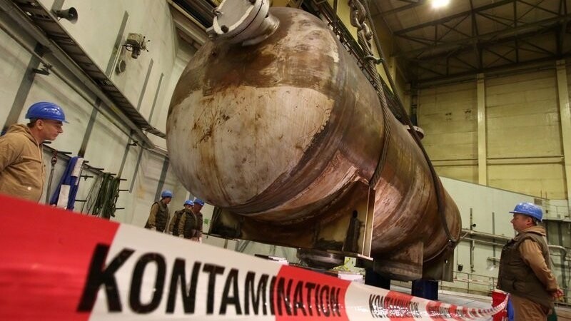 Im Block 3 des stillgelegten Kernkraftwerks Lubmin (Mecklenburg-Vorpommern) wird am 26.02.2013 ein 156 Tonnen schwerer Dampferzeuger abgebaut.