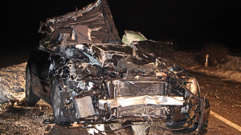 Das völlig zerstörte Auto der Unfallverursacherin. (Foto: dpa)
