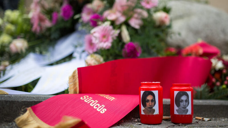 Kerzen mit Bildern der am 7. Februar 2005 erschossenen Hatun Sürücü stehen am 07.02.2015 in Berlin an dem Gedenkstein. Die aus einer streng muslimischen Familie stammende Hatun Sürücü war einem sogenannten Ehrenmord zum Opfer gefallen.