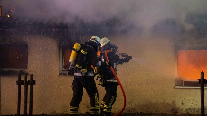 Löscharbeiten am Sonntagabend in Landshut-Achdorf. In einem Wohnhaus brach ein Feuer aus.