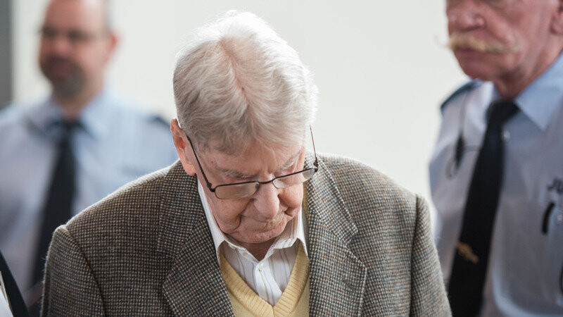 Der früheren Auschwitz-Wachmann Reinhold Hanning kommt am 11.02.2016 in Detmold (Nordrhein-Westfalen) in den Verhandlungssaal. Dem 94-Jährigen wird Beihilfe zum Mord in mindestens 170.000 Fällen vorgeworfen. Der Prozess vor dem Landgericht Detmold findet in den Räumen der Industrie und Handelskammer IHK statt.