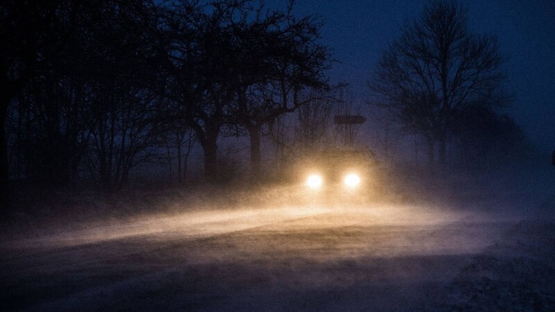 Es ist der Albtraum vieler Autofahrer: auf einer schneebedeckten Fahrbahn rutscht plötzlich ein Sattelzug aus dem Gegenverkehr auf die eigene Fahrspur. Dieses Szenario ereignete sich am späten Donnerstagabend im Landkreis Passau. (Symbolbild)