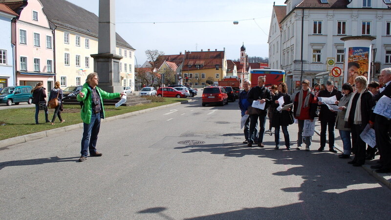 Grünen-Stadtrat Markus Scheuermann (in grüner Jacke auf der Straße) erläuterte bei dem Ortstermin, wie breit Gehweg und Fahrradstreifen werden sollen. (Foto: sig)
