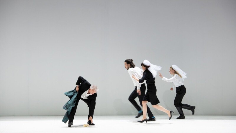 Das perfekte "Così"-Ensemble: Johannes Martin Kränzle (Don Alfonso, l.) André Schuen (Guglielmo), Marianne Crebassa (Dorabella) und Elsa Dreisig (Fiordiligi).