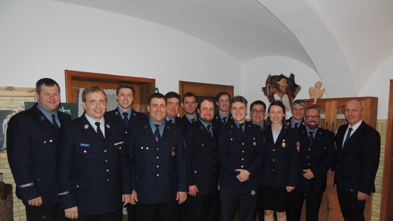 Die neugewählte Vorstandschaft der Feuerwehr Salksdorf mit Bürgermeister Josef Reff und Kreisbrandmeister Alfred Metzka.