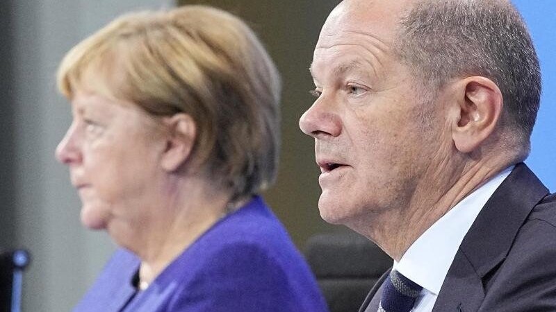 Die geschäftsführende Bundeskanzlerin Angela Merkel (CDU) und ihr designierter Nachfolger Olaf Scholz (SPD)bei einer Pressekonferenz im Bundeskanzleramt.