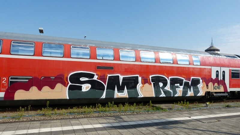 Dieses Graffiti wurde über Nacht an einen Regionalzug in Simbach gesprüht.