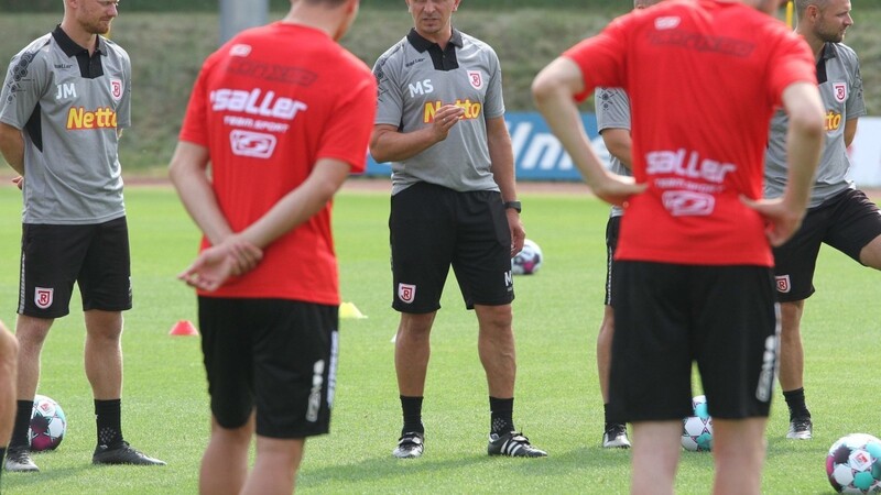 Jahn-Trainer Mersad Selimbegovic beim Trainingsauftakt. Im Laufe der Vorbereitung steht unter anderem ein Testspiel beim TSV 1860 München an.