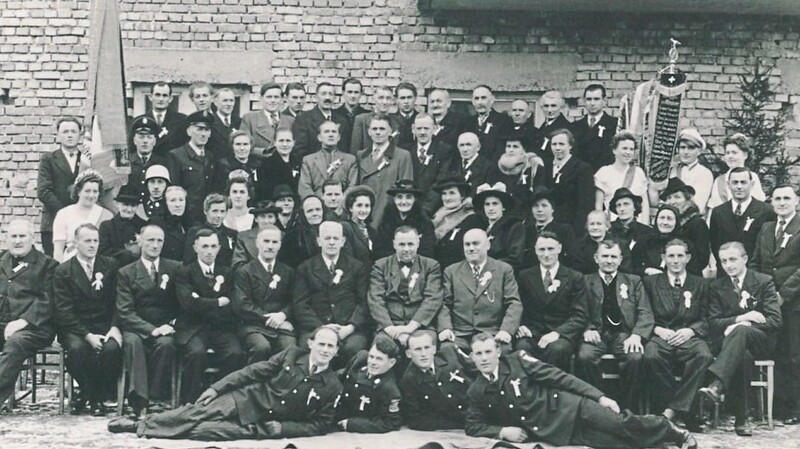 Franz Schruf (vorne rechts, liegend) bei einem Treffen von Kriegsheimkehrern im Jahr 1950.