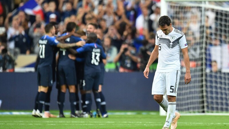Während die deutsche Nationalmannschaft (hier Mats Hummels) noch um die verpassten Punkte trauert, jubelt Frankreich im Hintergrund.
