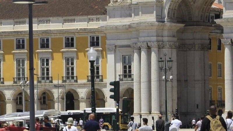 Touristen am gehen Comercio-Platz in Lissabon.
