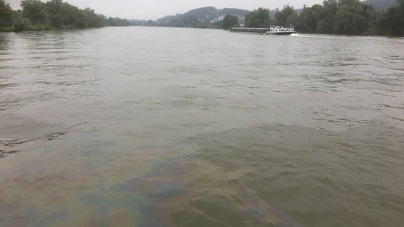 Auf der Donau bei Osterhofen war am Donnerstagmorgen ein Ölfilm zu sehen.